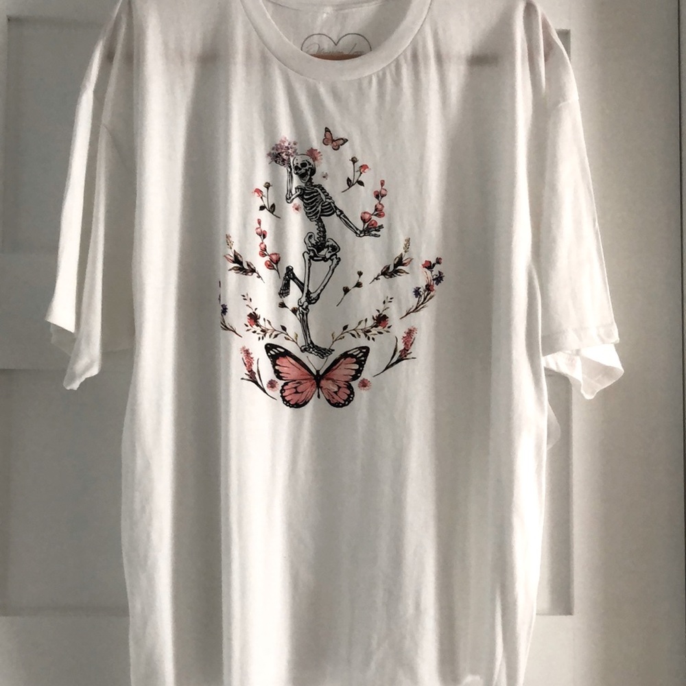 🦋☠️💖Semi-crop skeleton & butterflies screened Top! New with tags! Size 2X